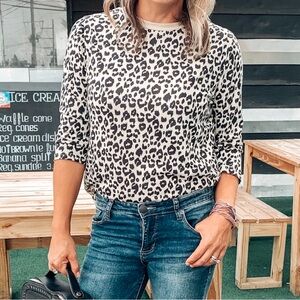 Blooming Jelly from Amazon Log Sleeve Leopard shirt